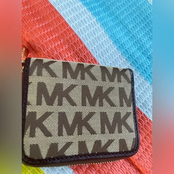 ✨HP✨ Michael Kors Brown and Tan Wallet EUC - Picture 6 of 10